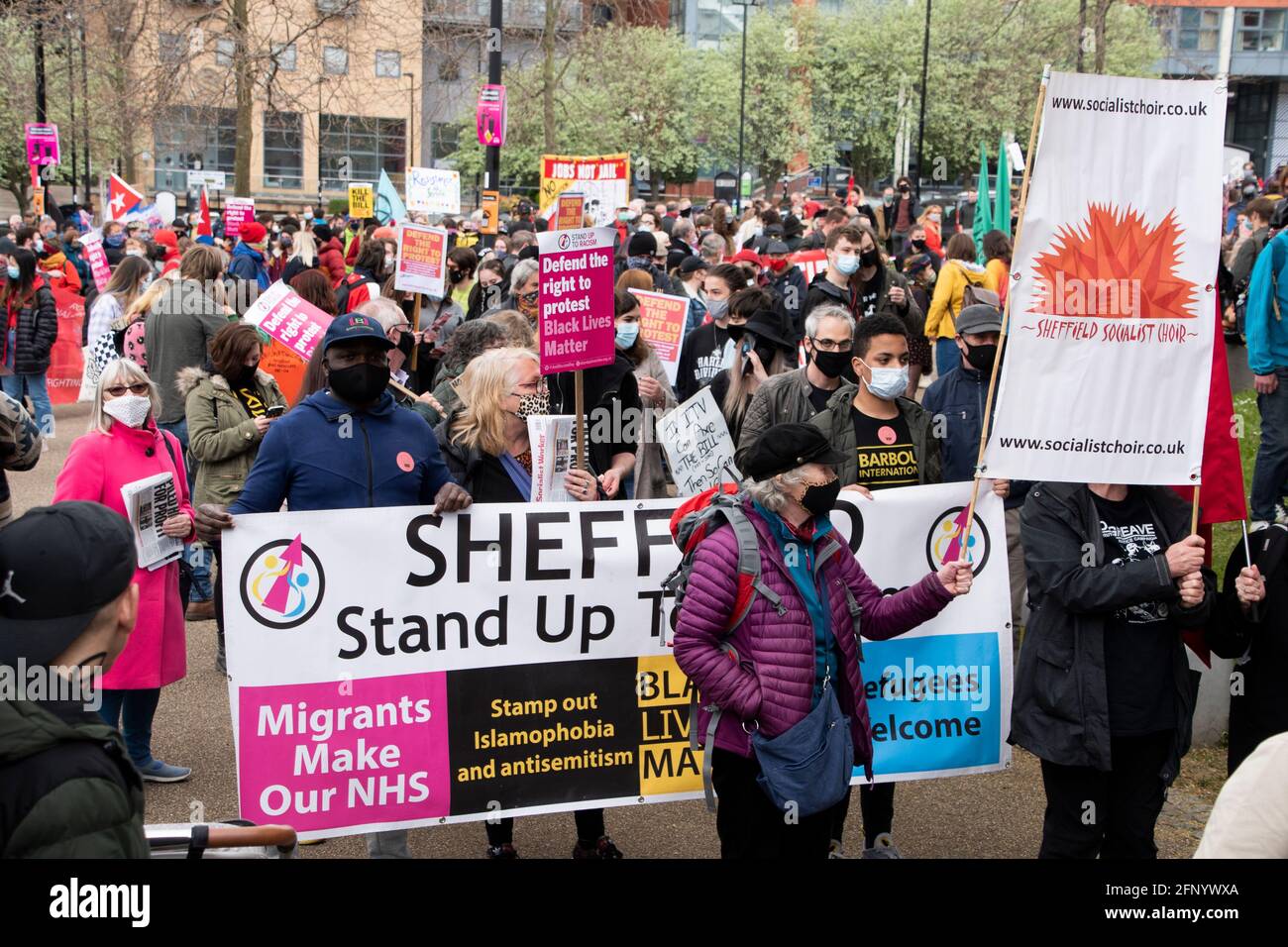 Sheffield, Großbritannien: 1. Mai 2021: Sheffield tritt gegen Rassismus ein Protestierende versammeln sich zum internationalen Tag der Arbeiter und des Töts, dem Rathaus Stockfoto