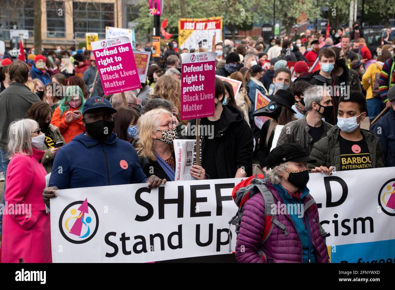 Sheffield, Großbritannien: 1. Mai 2021: Sheffield tritt gegen Rassismus ein Protestierende versammeln sich zum internationalen Tag der Arbeiter und des Töts, dem Rathaus Stockfoto