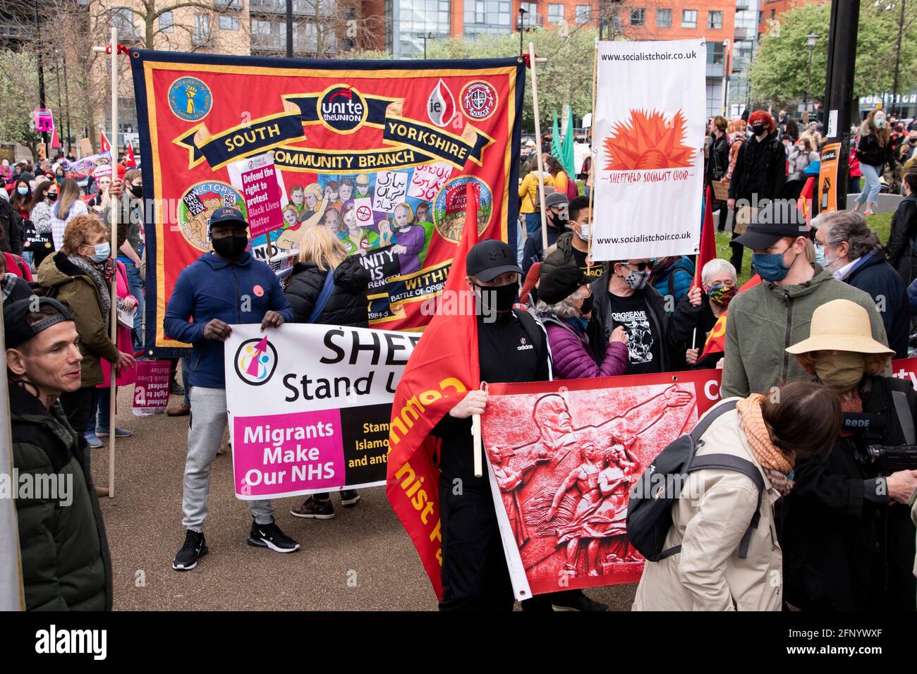 Sheffield, Großbritannien: 1. Mai 2021: Demonstranten versammeln sich, um am Rathaus, dem Internationalen Tag der Arbeiter, zu marschieren und den Bill-Protest, Devonshire Green, zu töten Stockfoto