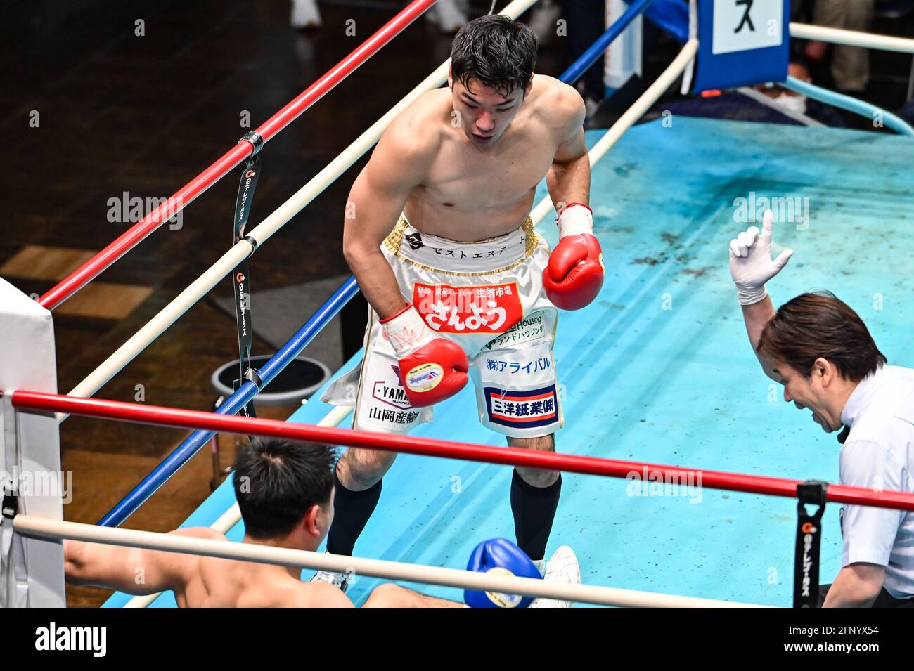 Tokio, Japan. Mai 2021. Kazuto Takesako, Riku Kunimoto Boxing : Japanische Titelverteidung in der Korakuen Hall in Tokio, Japan. Quelle: Hiroaki Finito Yamaguchi/AFLO/Alamy Live News Stockfoto