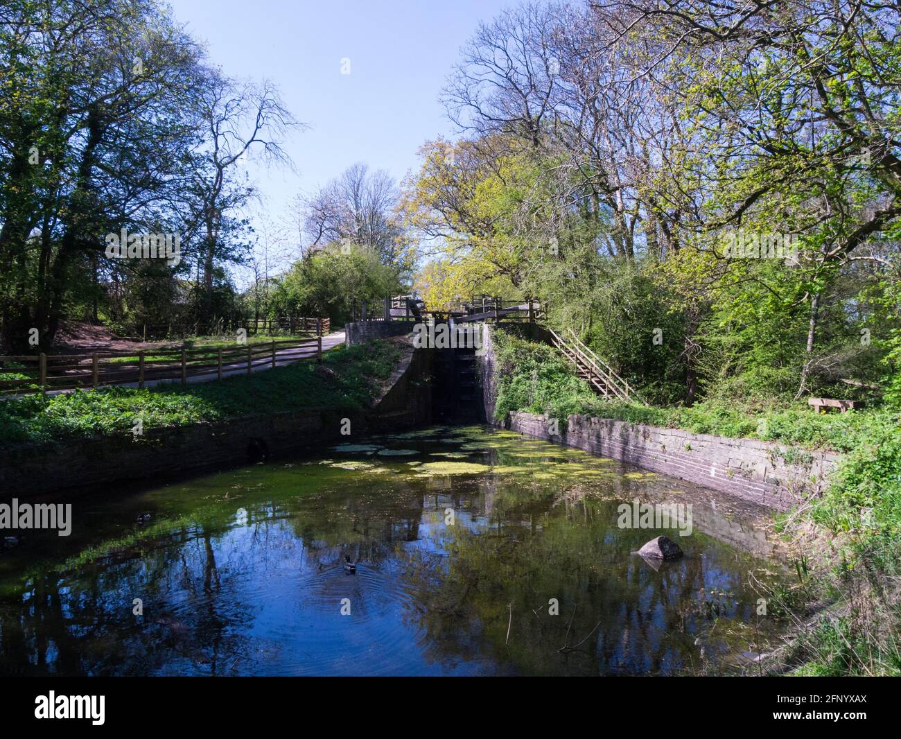 Eines von vierzehn Schlössern am Crumlin Arm oder Zweig von Monmouthshire Canal Rogerstone Newport Gwent South Wales Großbritannien mit Heritage Gehen Sie entlang des Treidelpfades Stockfoto