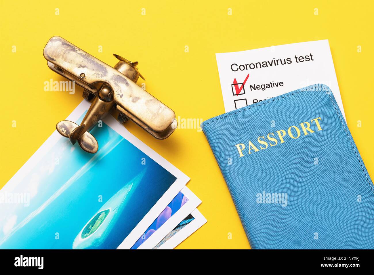 Spielzeugflugzeug, Coronavirus-Testergebnisse eingebettet in Pass- und Naturfotos auf gelbem Hintergrund, Reisekonzept. Stockfoto