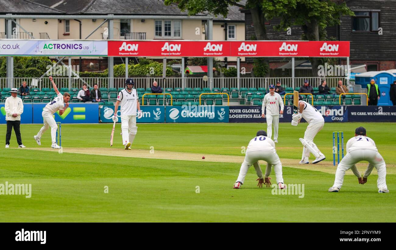 CHELMSFORD, GROSSBRITANNIEN. 20. MAI Essex's James Porter bowls während des LV= County Championship Matches zwischen Essex und Warwickshire County Cricket Club am Donnerstag, den 20. Mai 2021 im Cloudfm County Ground, Chelmsford. (Kredit: Ian Randall, Mi News) Kredit: MI Nachrichten & Sport /Alamy Live News Stockfoto
