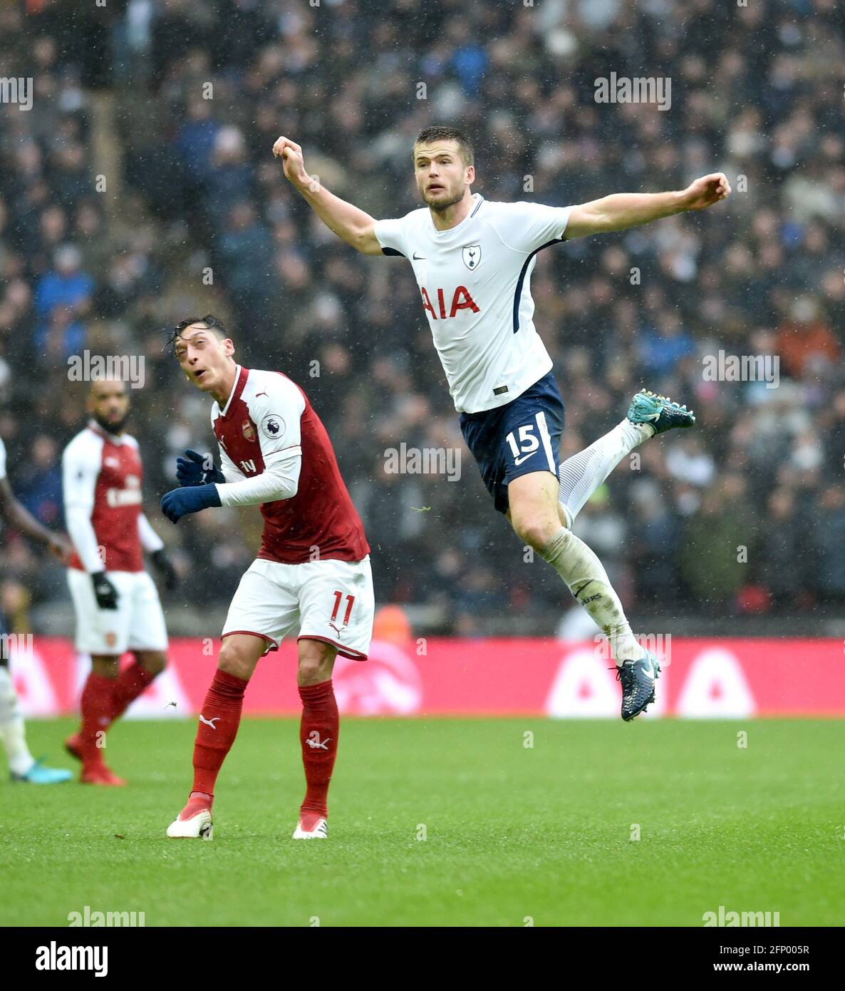 Eric Dier von Spurs schlägt Mesut Ozil von Arsenal beim Premier League-Spiel zwischen Tottenham Hotspur und Arsenal im Wembley Stadium in London. 10. Februar 2018 – nur zur redaktionellen Verwendung. Keine Verkaufsförderung. Für Football-Bilder gelten Einschränkungen für FA und Premier League. Keine Nutzung des Internets/Handys ohne FAPL-Lizenz - für Details wenden Sie sich an Football Dataco Stockfoto