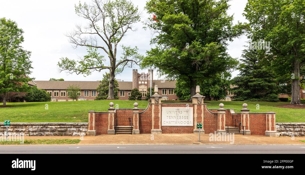 CHATTANOOGA, TN, USA-8 MAY 2021: Historisches Gebäude und Schild an der University of Tennessee in Chattanooga, auf der McCallie Avenue. Stockfoto