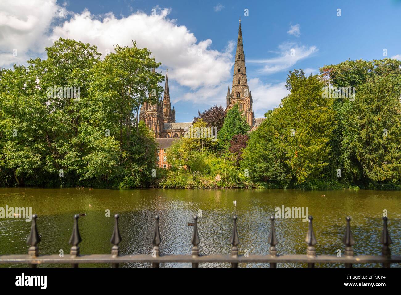 Blick auf die Kathedrale von Lichfield und den Minster Pool, Lichfield, Staffordshire, England, Großbritannien, Europa Stockfoto