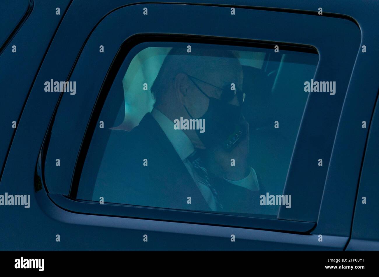 US-Präsident Joe Biden telefoniert am Mittwoch, den 19. Mai 2021, im Weißen Haus in Washington, DC mit dem Tier auf der Ellipse. Präsident Joe Biden reiste nach Connecticut zum 140. Beginn der US-Küstenwache. Quelle: Tasos Katopodis / Pool via CNP /MediaPunch Stockfoto