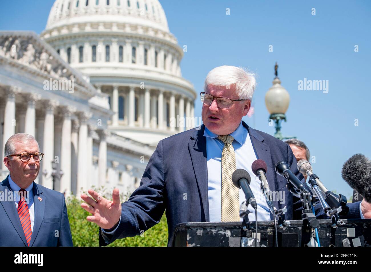 Der US-Repräsentant Glenn Grothman (Republikaner von Wisconsin) schließt sich anderen Abgeordneten des Republikanischen Israel Caucus im Repräsentantenhaus an, um am Mittwoch, den 19. Mai 2021, vor dem US-Kapitol in Washington, DC, eine Pressekonferenz zum Konflikt zwischen Israel und der Hamas zu halten. Kredit: Rod Lamkey/CNP /MediaPunch Stockfoto