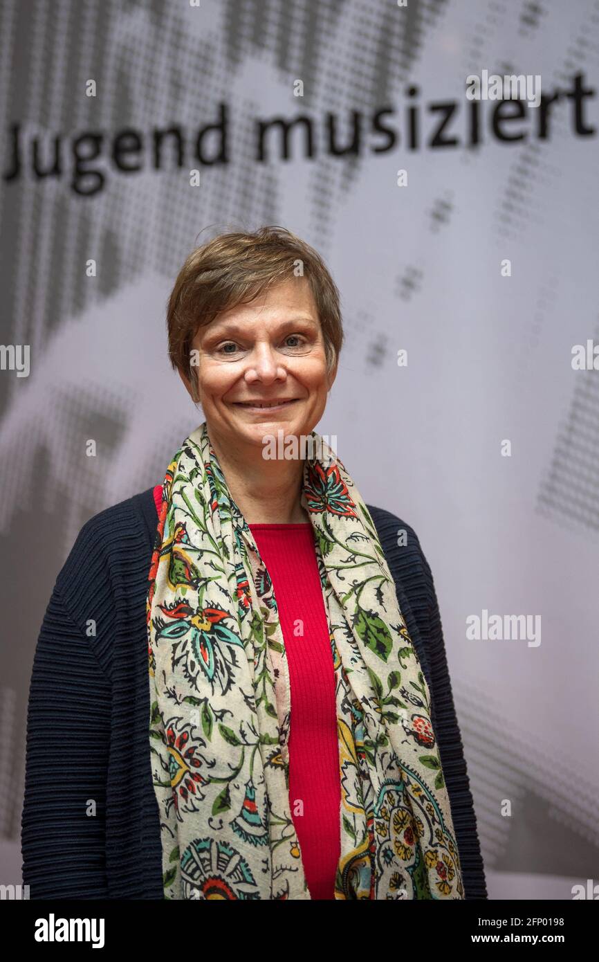 20. Mai 2021, Bremen: Susanne Fließ, Projektkoordinationsnetzwerk, Gremien und Partner bei Jugend musiziert, steht im Metropol Theater. Die 140 Bundesjuroren des Musikförderwettbewerbs „Jugend musiziert“ haben am Donnerstag ihre Arbeit aufgenommen. Zum ersten Mal seit 1964 wird es in diesem Jahr keine Live-Auftritte der jungen Musiker geben. Es werden nur Videobeiträge bewertet. Foto: Sina Schuldt/dpa Stockfoto