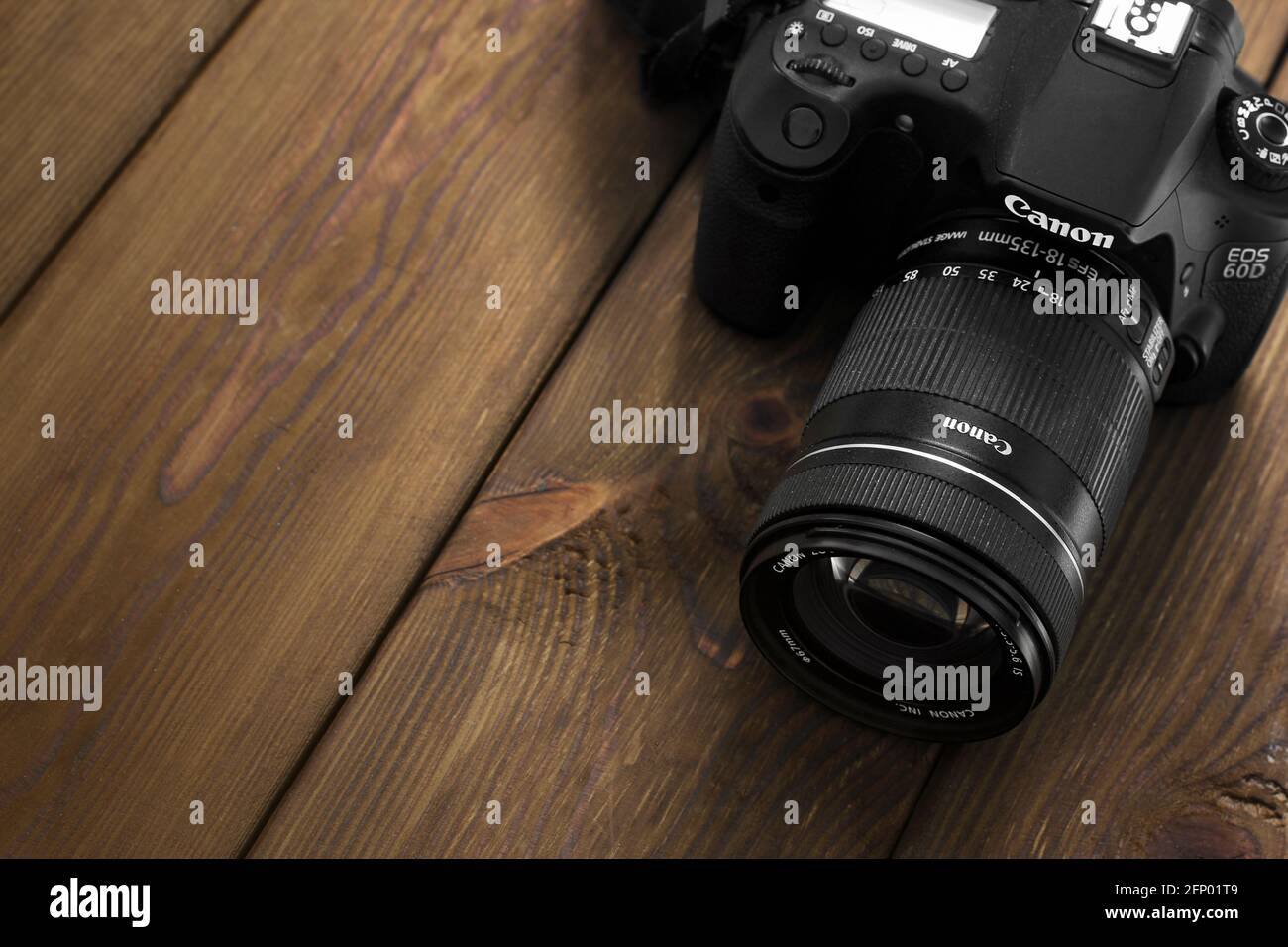 Kiew, Ukraine - 21. Januar 2019: Kamera Canon auf einem Holzhintergrund Stockfoto