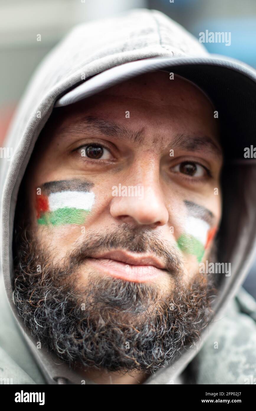Portrait eines männlichen Protestierenden mit einer palästinensischen Flagge, Solidaritätsprotest 'Free Palestine', London, 15. Mai 2021 Stockfoto