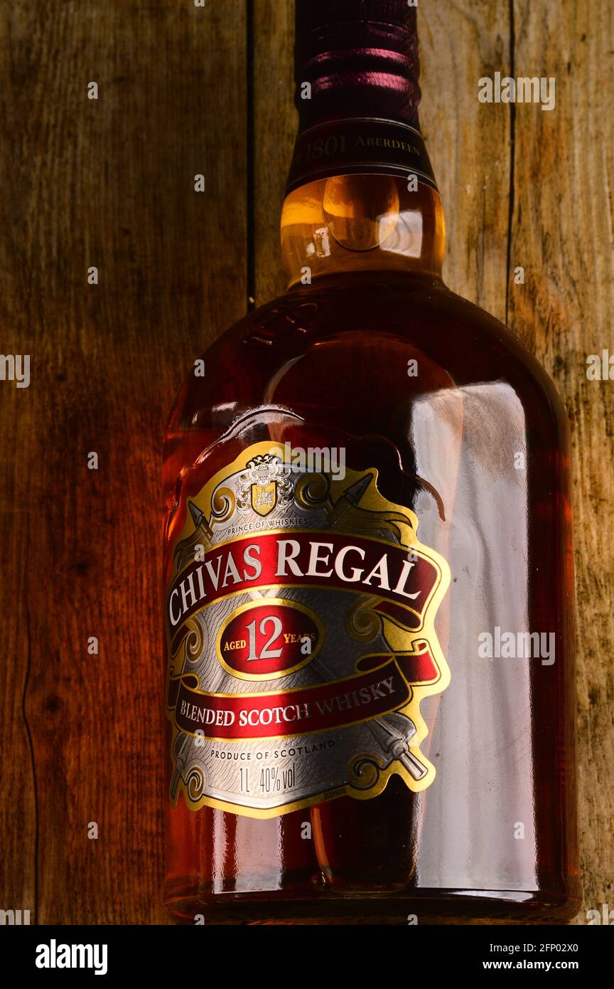 Eine Flasche Chivas Regal Whiskey auf dem Tisch Stockfotografie - Alamy