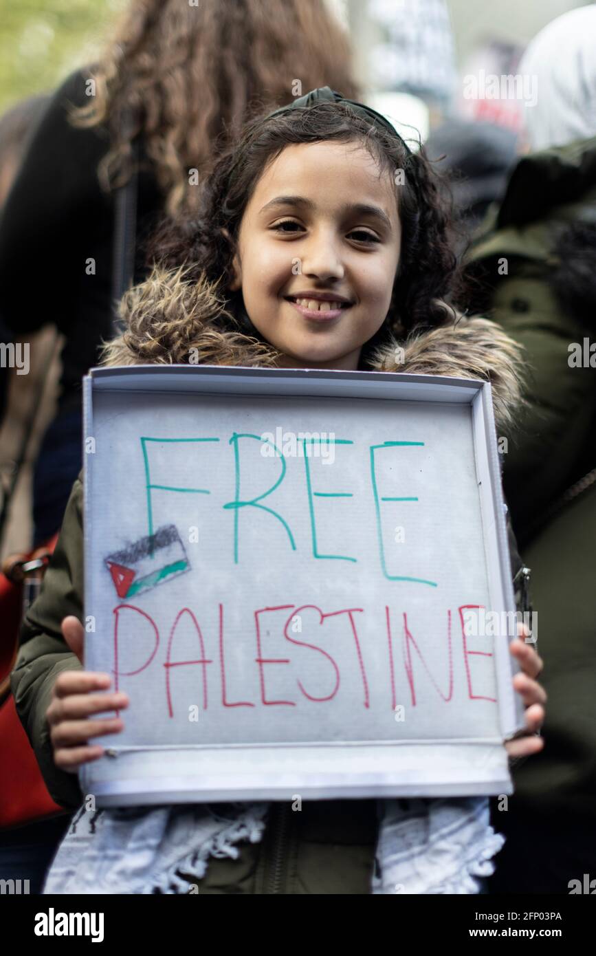 Porträt eines Kindes mit Plakat, Solidaritätsprotest 'Free Palestine', London, 15. Mai 2021 Stockfoto