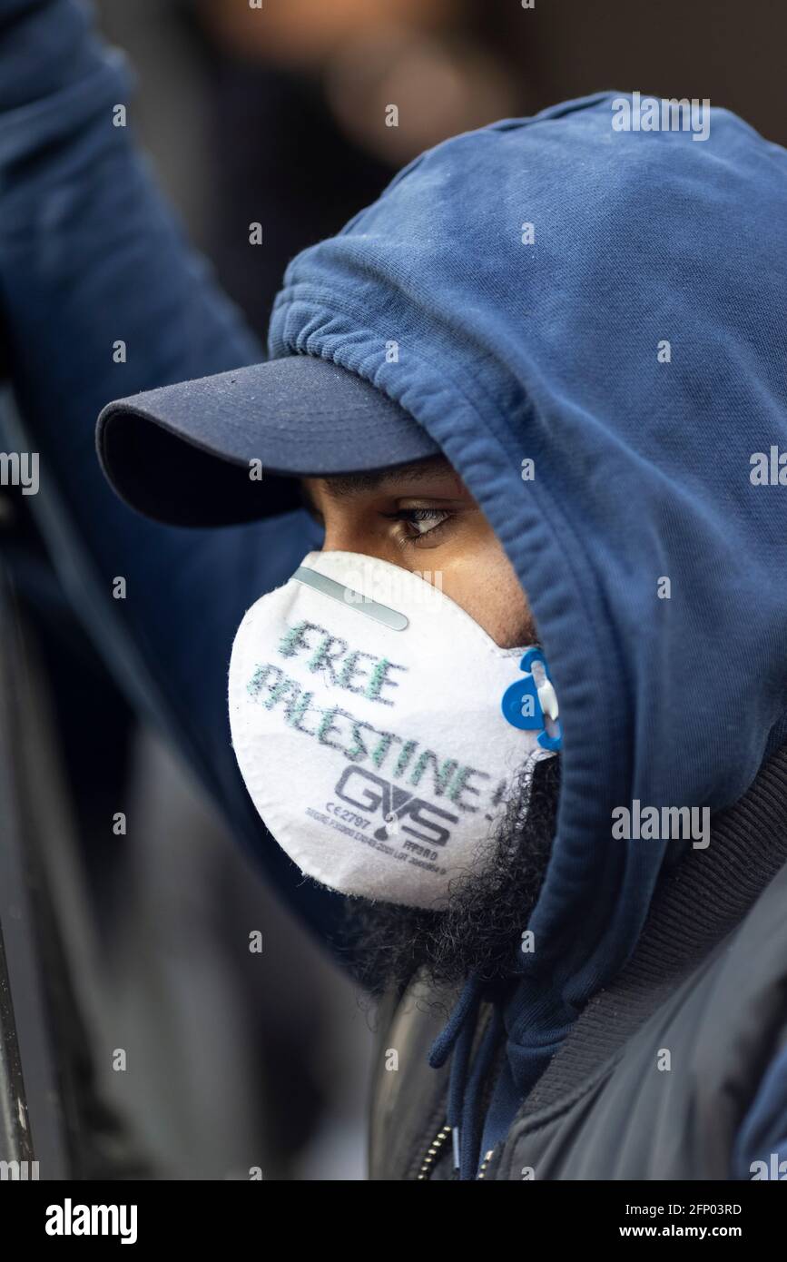 Profilportrait eines Protesters in Gesichtsmaske, Solidaritätsprotest 'Free Palestine', London, 15. Mai 2021 Stockfoto