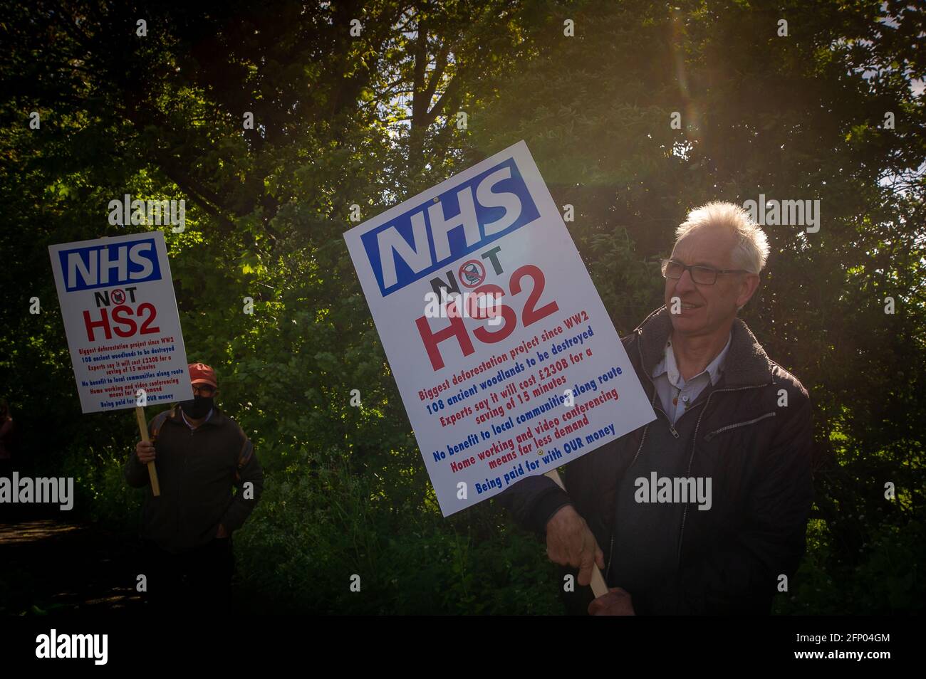 Aylesbury, Buckinghamshire, Großbritannien. Mai 2021. Anwohner und Stop HS2-Aktivisten protestierten heute in Aylesbury friedlich gegen die Hochgeschwindigkeitsstrecke 2, die in ganz Buckinghamshire eine riesige Menge an Zerstörung verursacht. Die Demonstranten erhielten viel Unterstützung von vorbeifahrenden Fahrern, als sie ihre Hörner für die Verschrottung von HS2 heraustreibten. Quelle: Maureen McLean/Alamy Stockfoto