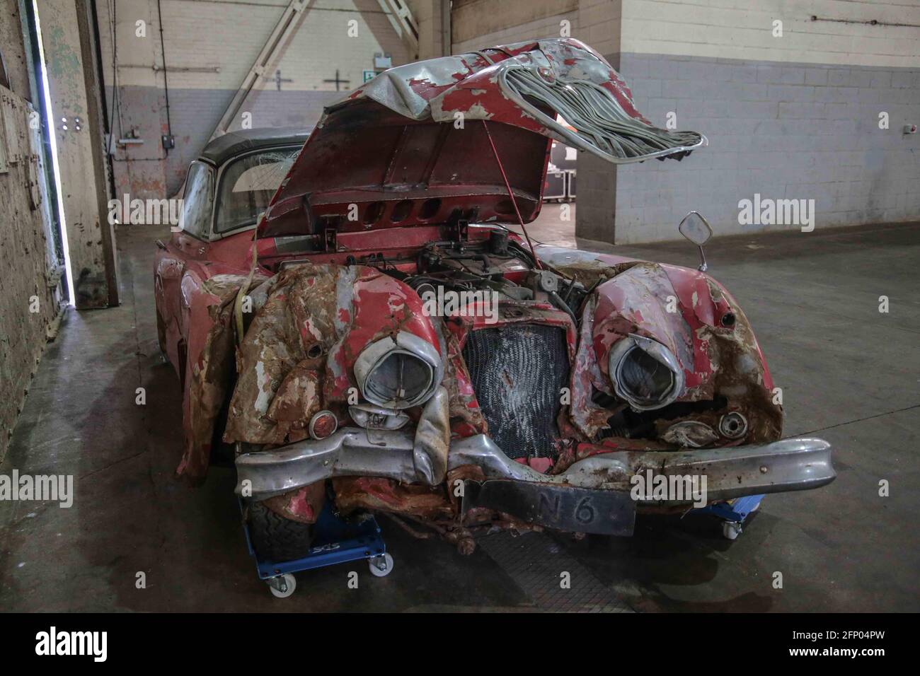 Bicester .Oxfordshire 20. Mai 2021 1960 Jaguar XK150 S 3.8 Liter Drophead Project .das Auto spann an einem nassen Tag im September 1996 von der Straße ab und stürzte direkt in einen Baum. Das Auto befindet sich noch in einem rettbaren Zustand und bietet enormes Potenzial als lohnendes Projektauto, Schätzung £10.000- £ 15.000 keine Reserve Paul Quezada-Neiman/Alamy Live News Stockfoto