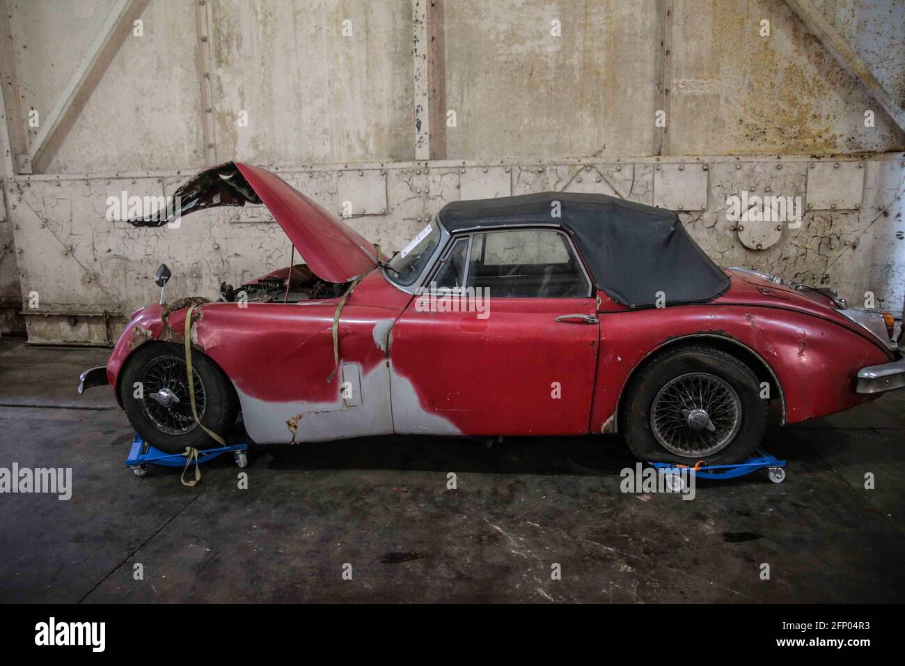 Bicester .Oxfordshire 20. Mai 2021 1960 Jaguar XK150 S 3.8 Liter Drophead Project .das Auto spann an einem nassen Tag im September 1996 von der Straße ab und stürzte direkt in einen Baum. Das Auto befindet sich noch in einem rettbaren Zustand und bietet enormes Potenzial als lohnendes Projektauto, Schätzung £10.000- £ 15.000 keine Reserve Paul Quezada-Neiman/Alamy Live News Stockfoto