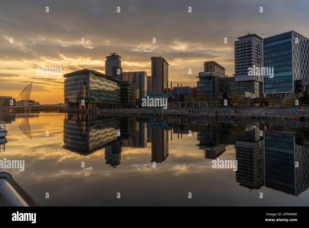 Blick auf MediaCity UK bei Sonnenuntergang, Salford Quays, Manchester, England, Vereinigtes Königreich, Europa Stockfoto