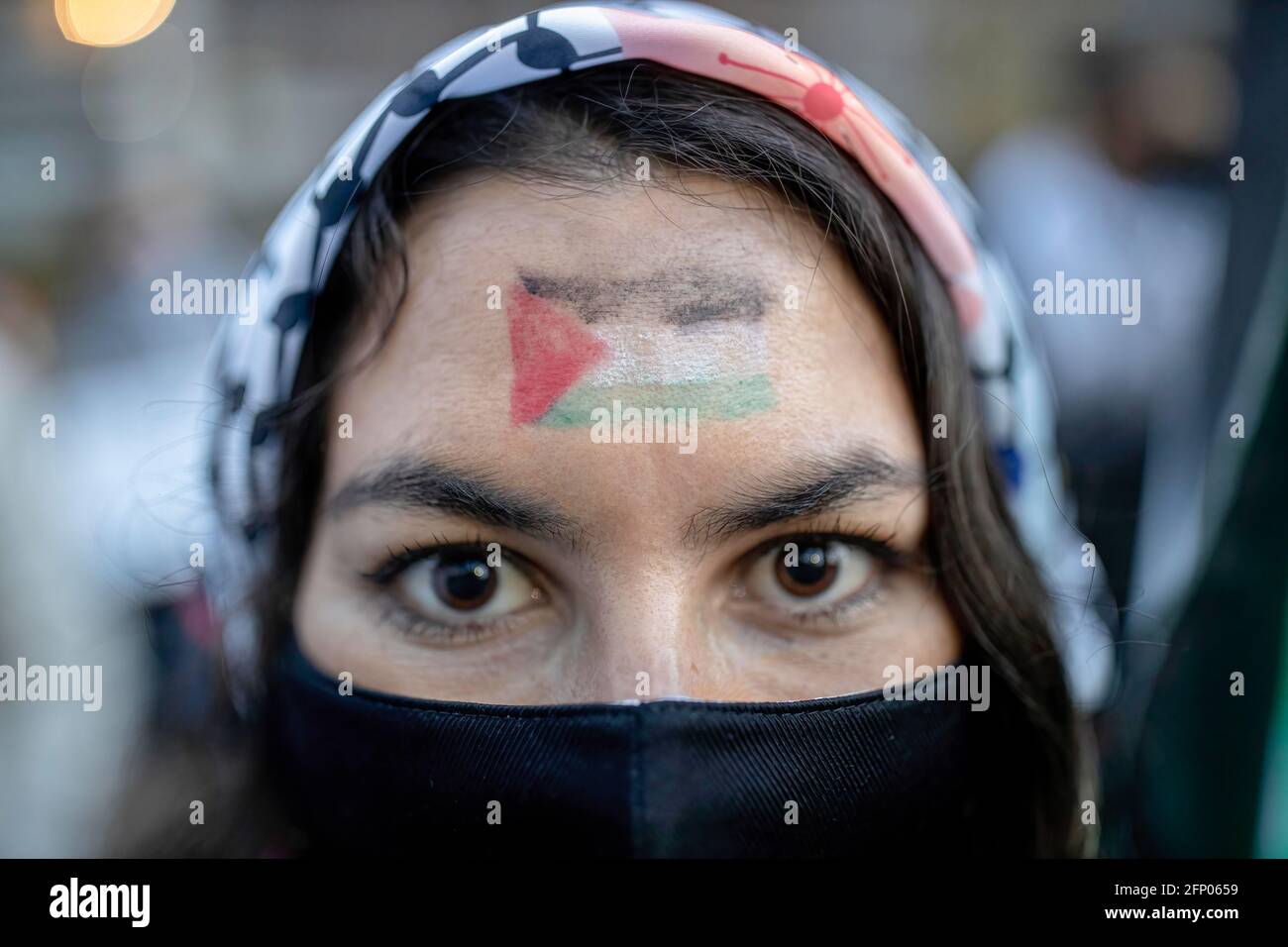 Wahrend Der Kundgebung Wird Eine Frau Mit Einer Palastinensischen Flagge Auf Ihrem Gesicht Gesehen Palastinenser Mit Wohnsitz In Chile Fuhren Vor Der Israelischen Botschaft Eine Friedliche Kundgebung Zur Unterstutzung Des Palastinensischen Volkes