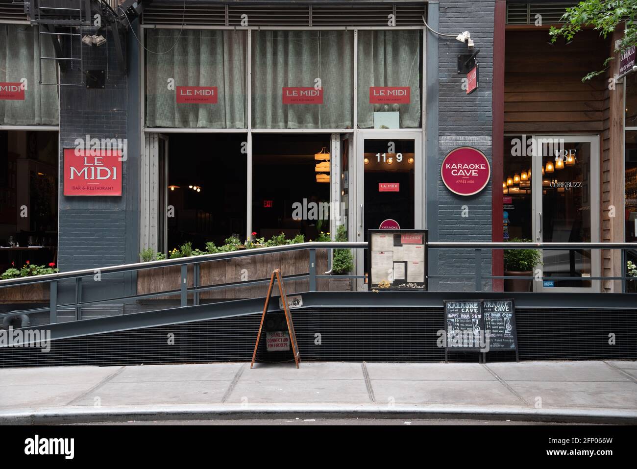 New York City, USA - 25. Juni 2018: Le Midi Karaoke Cave Fassade. Bar und Restaurant in Manhattan Stockfoto