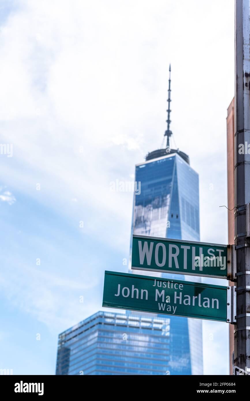 New York City, USA - 25. Juni 2018: Worth Street and Justice John M. Harlan Way unterzeichnet Zeichen gegen das Gebäude des One World Trade Center Stockfoto
