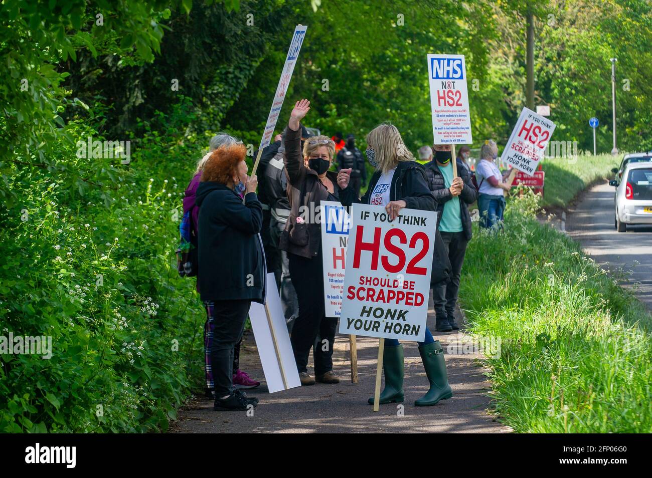 Aylesbury, Buckinghamshire, Großbritannien. Mai 2021. Anwohner und Stop HS2-Aktivisten protestierten heute in Aylesbury friedlich gegen die Hochgeschwindigkeitsstrecke 2, die in ganz Buckinghamshire eine riesige Menge an Zerstörung verursacht. Die Demonstranten erhielten viel Unterstützung von vorbeifahrenden Fahrern, als sie ihre Hörner für die Verschrottung von HS2 heraustreibten. Quelle: Maureen McLean/Alamy Stockfoto