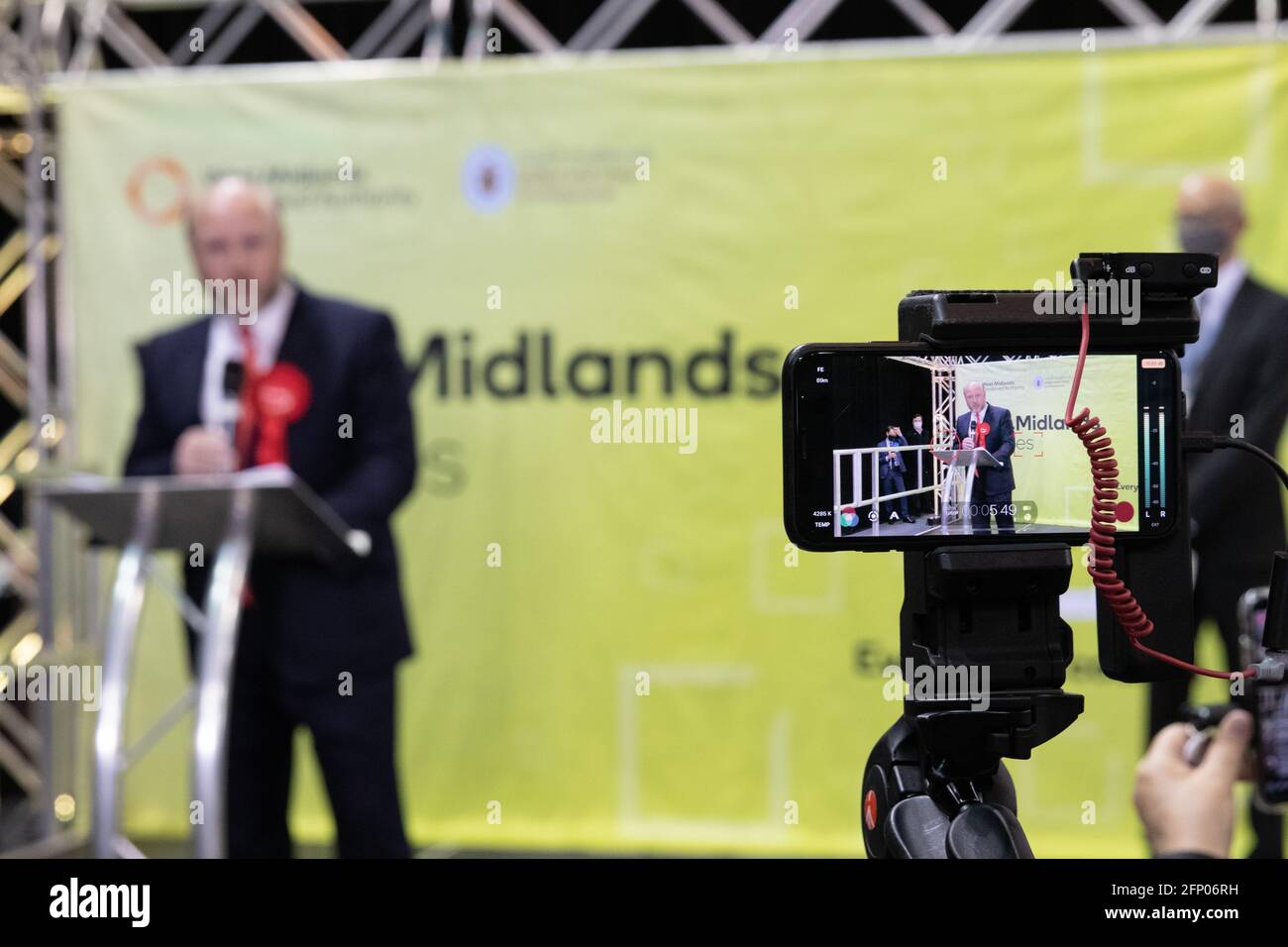 Liam Byrne (Labour) hält eine Rede, nachdem er von Andy Street (Konservativer) bei den Bürgermeisterwahlen in den West Midlands 2021 besiegt wurde. Stockfoto