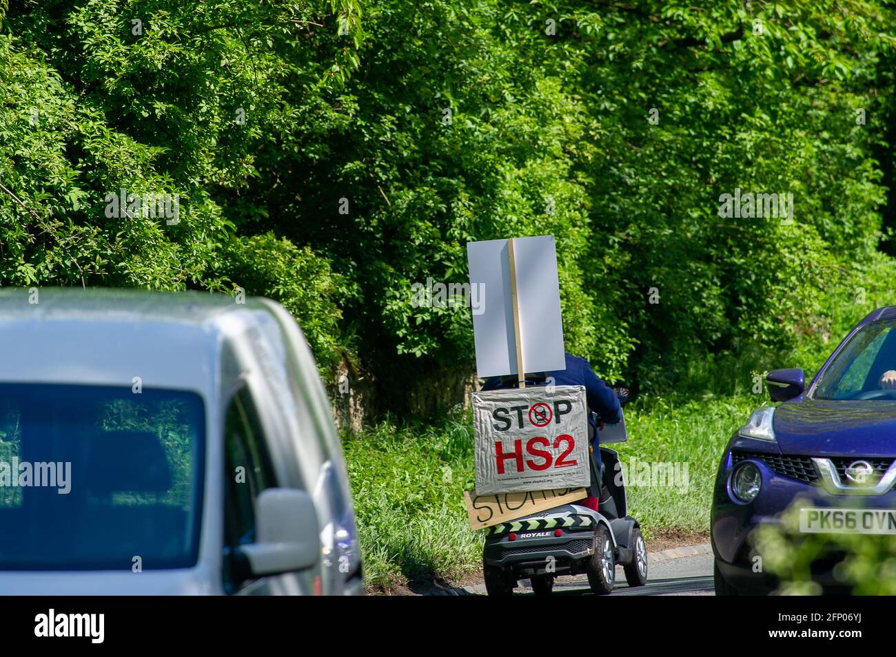 Aylesbury, Buckinghamshire, Großbritannien. Mai 2021. Anwohner und Stop HS2-Aktivisten protestierten heute in Aylesbury friedlich gegen die Hochgeschwindigkeitsstrecke 2, die in ganz Buckinghamshire eine riesige Menge an Zerstörung verursacht. Die Demonstranten erhielten viel Unterstützung von vorbeifahrenden Fahrern, als sie ihre Hörner für die Verschrottung von HS2 heraustreibten. Quelle: Maureen McLean/Alamy Stockfoto