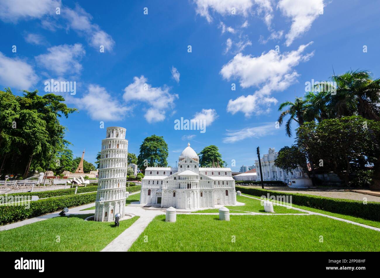 Chon Buri, Thailand. 3. Juni 2017: Das Modellgebäude der Piazza dei Miracoli in Mini Siam Pattaya. Kathedrale von Pisa mit dem schiefen Turm von Pisa. Stockfoto