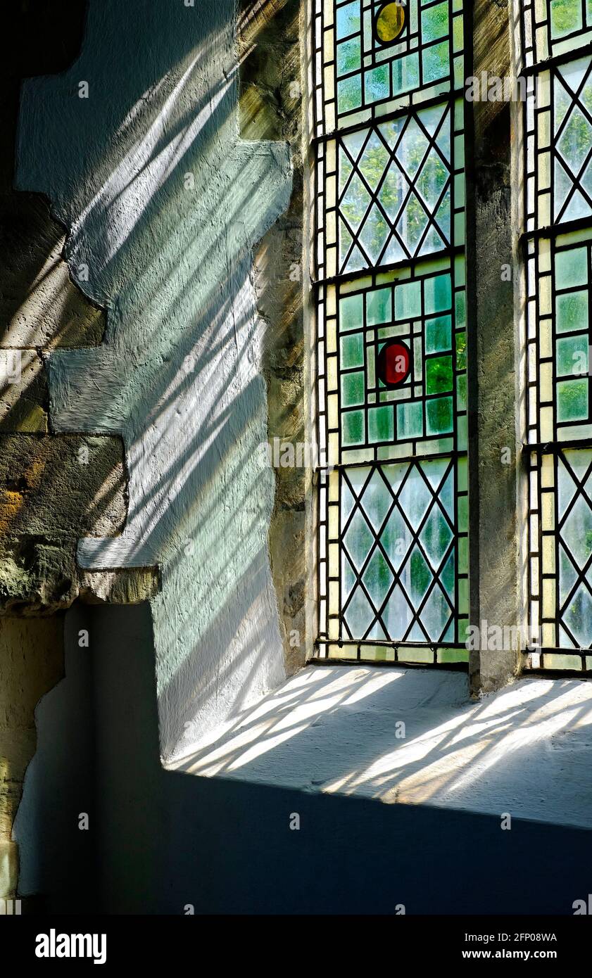 Sonnenschein, der durch alte Glasfenster in der Kirche, Stody, Nord-norfolk, england, scheint Stockfoto