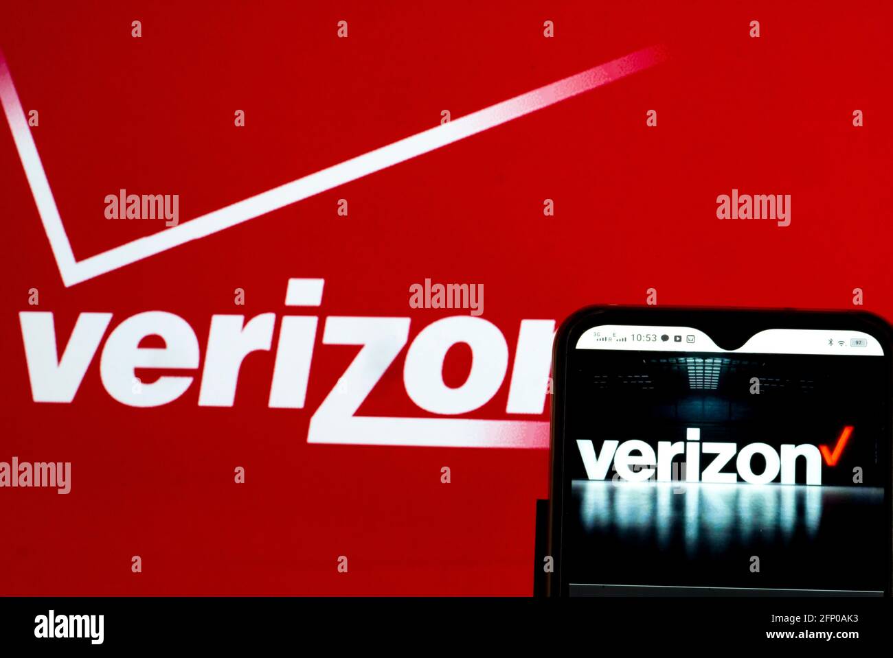 Ukraine. Mai 2021. Auf diesem Foto Illustration Verizon Wireless Logo auf einem Smartphone und im Hintergrund zu sehen. (Foto von Igor Golovniov/SOPA Images/Sipa USA) Quelle: SIPA USA/Alamy Live News Stockfoto