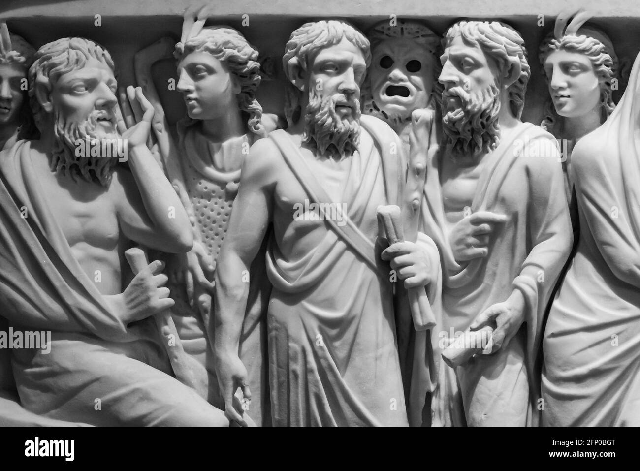 Schwarz-Weiß-Foto der alten römischen Skulptur geschnitzt auf Eine Marmorwand mit einer Gruppe bärtiger Männer und Jungs mit Hörnern interagieren Stockfoto