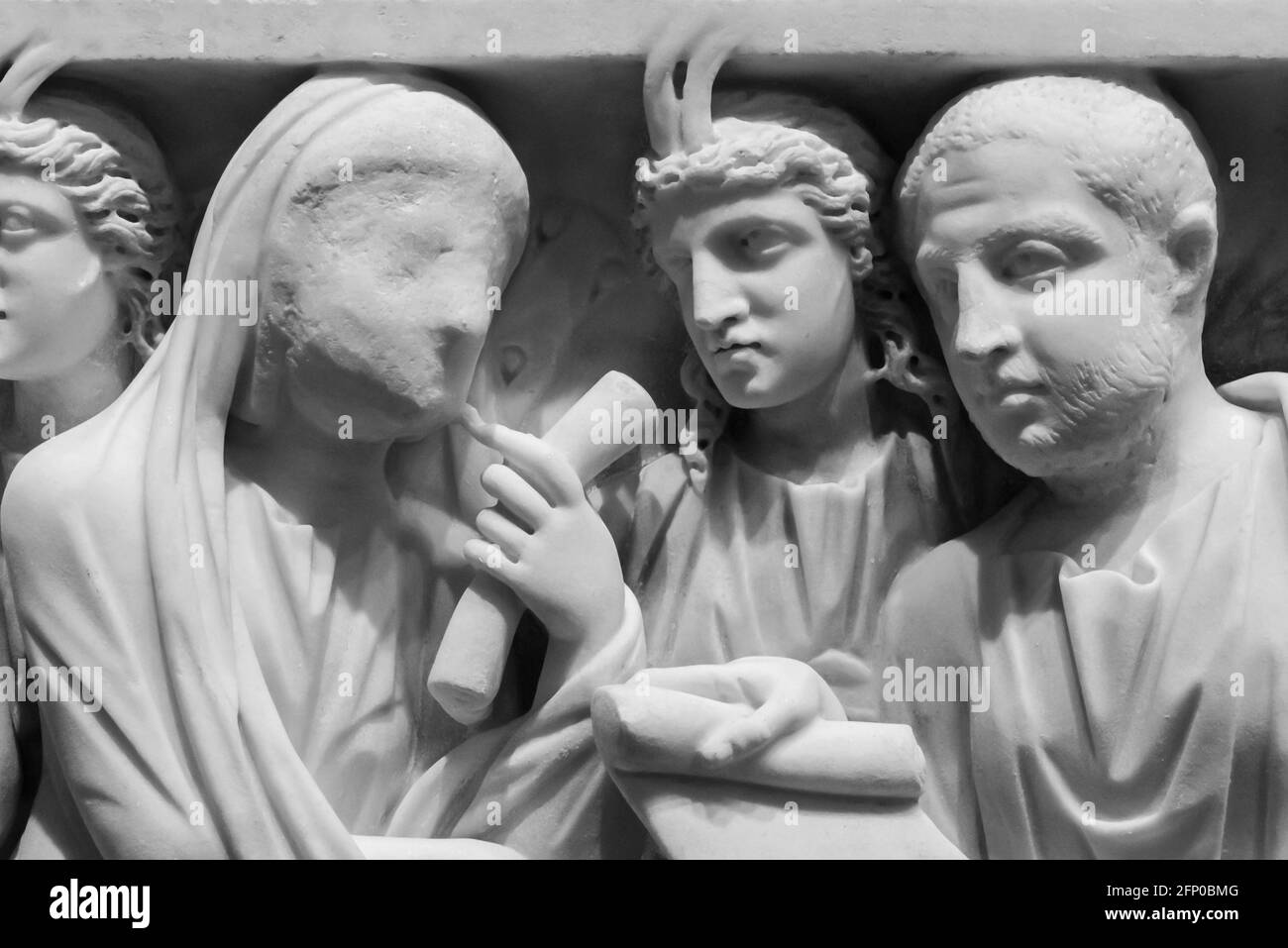 Schwarz-Weiß-Foto von alten römischen Skulpturen geschnitzt auf Eine Marmorwand, die im Detail eine verschleierte Frau im Gespräch zeigt An einen Mann Stockfoto