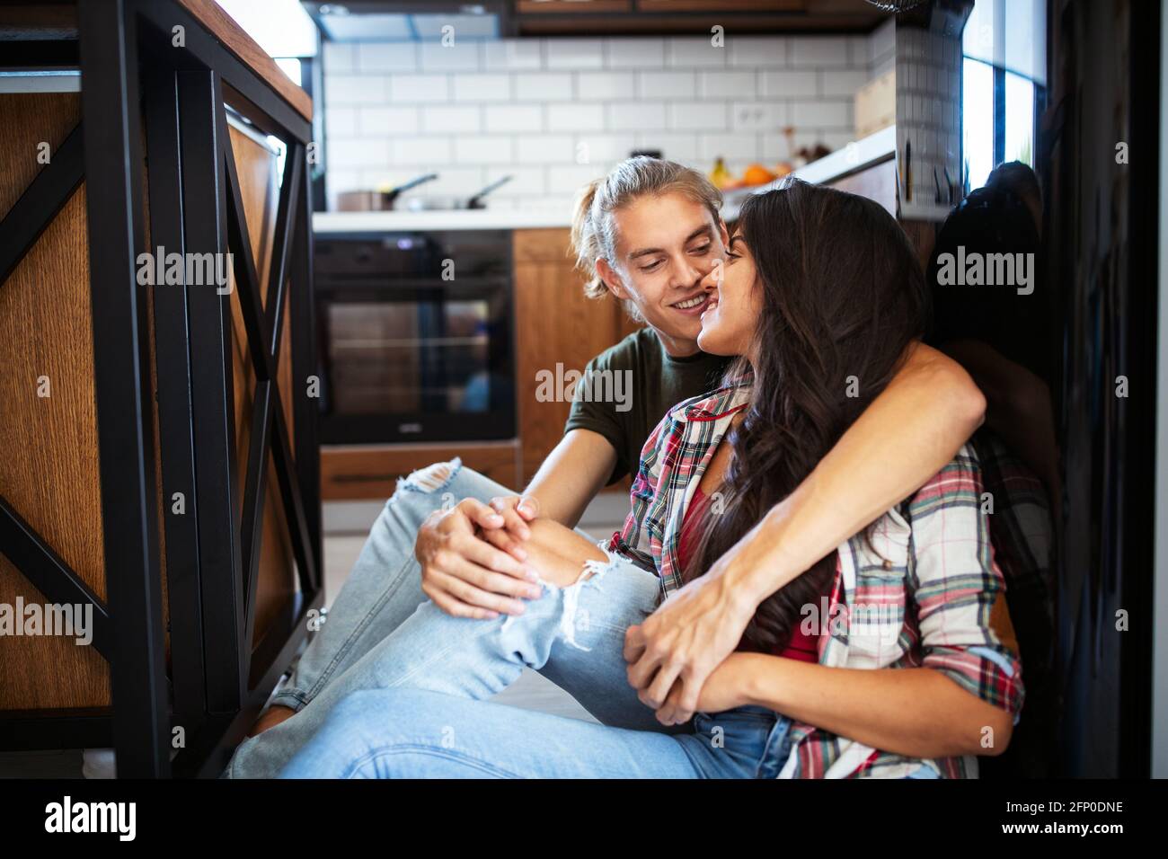 Romantisches glückliches junges Paar zu Hause entspannen, Spaß haben und umarmen Stockfoto