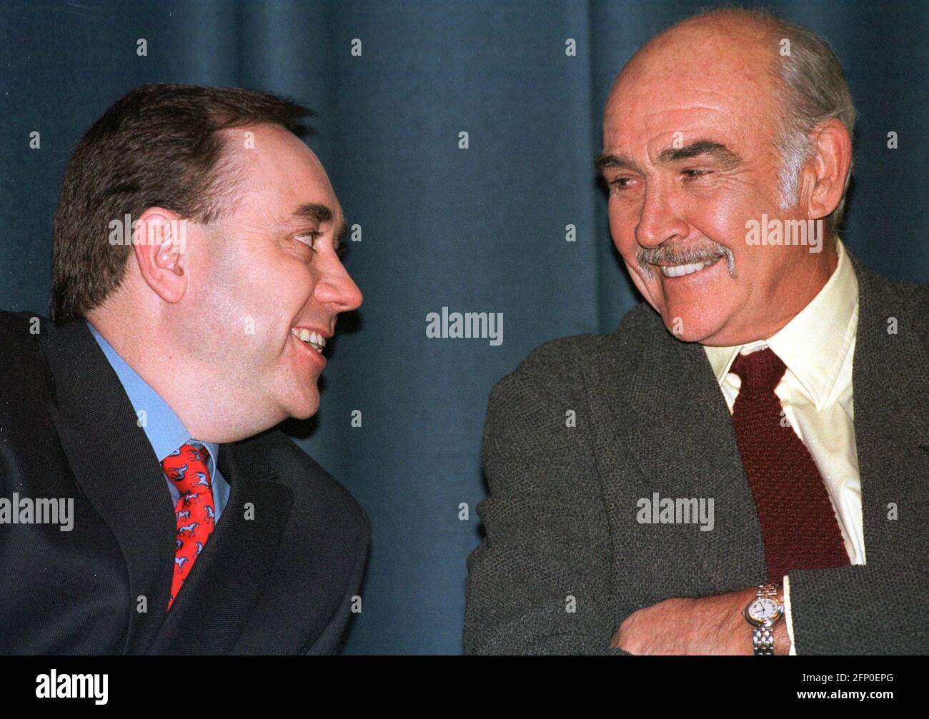 The Scottish National Party Rally at Edinburgh Conference Centre, 26/4/99. Schauspieler und Filmstar Sean Connery mit Alex Salmond. Stockfoto