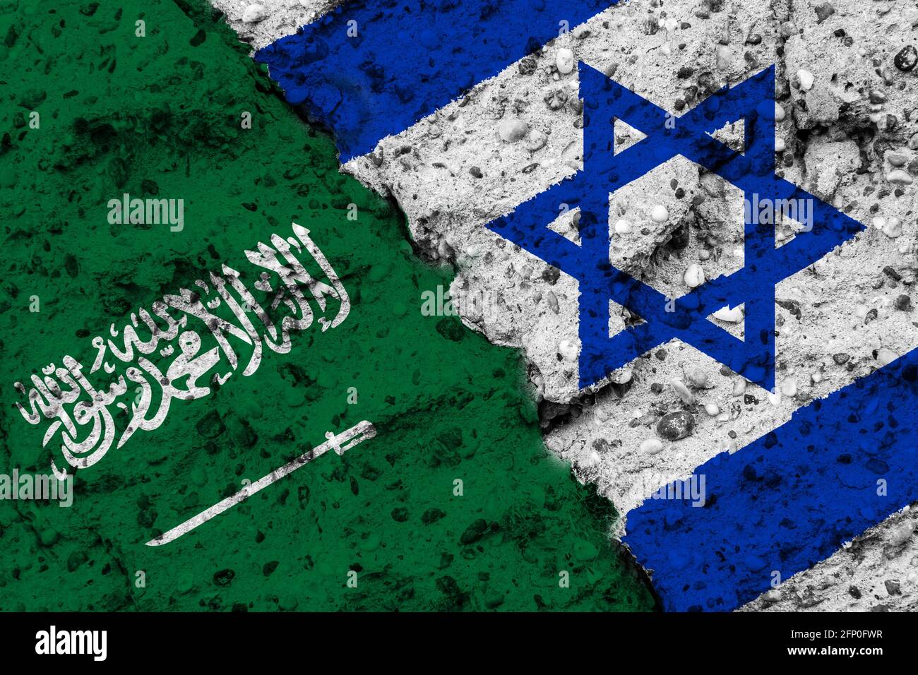 Konzept einer Beziehung zwischen Saudi-Arabien und Israel mit bemalten Fahnen an einer rauen Wand mit einem Riss Stockfoto