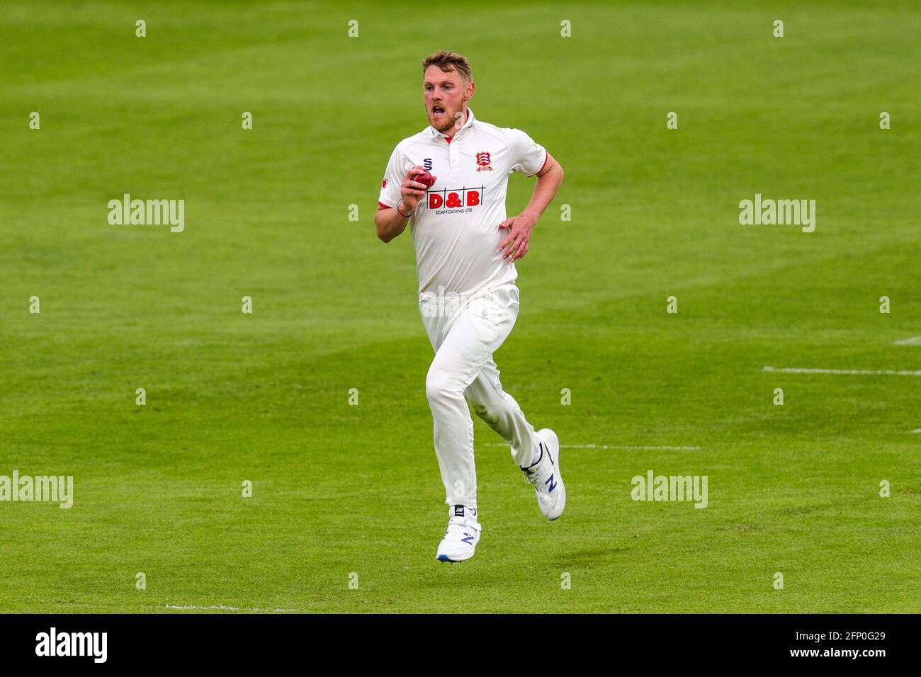 CHELMSFORD, GROSSBRITANNIEN. 20. MAI Essex's Jamie Porter läuft während des LV= County Championship-Spiels zwischen Essex und Warwickshire County Cricket Club am Donnerstag, den 20. Mai 2021, auf dem Cloudfm County Ground, Chelmsford, zum Bowl. (Kredit: Ian Randall, Mi News) Kredit: MI Nachrichten & Sport /Alamy Live News Stockfoto