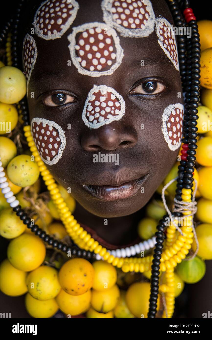 Mit Ton-Ocker-Fakepaint und vibrierend gefärbten Früchten gehören diese Menschen zu den faszinierendsten Afrikas. ÄTHIOPIEN: DIESER FOTOGRAF hat s eingefangen Stockfoto