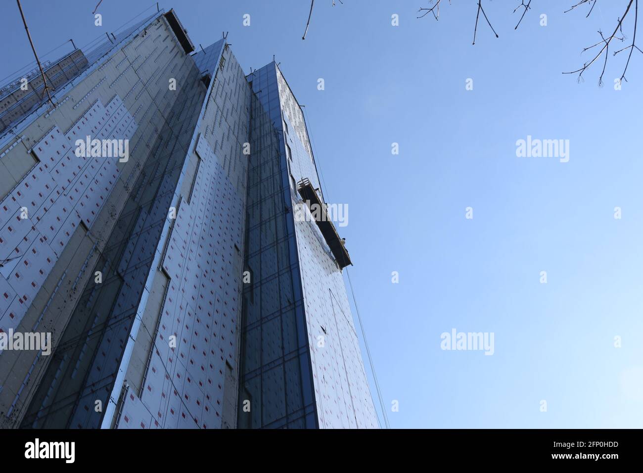 Bau eines mehrstöckigen Gebäudes. Hochhausarbeiten im Freien. Stockfoto