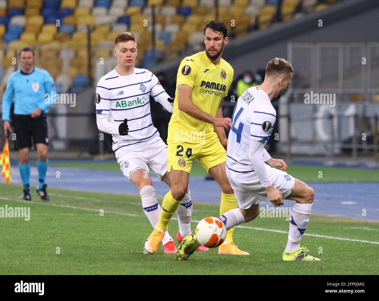 KIEW, UKRAINE - 11. MÄRZ 2021: Viktor Tsygankov (L) und Tomasz Kedziora (R) von Dynamo Kiew kämpfen während ihres Spiels der UEFA Europa League in Kiew um einen Ball mit Alfonso Pedraza aus Villarreal Stockfoto