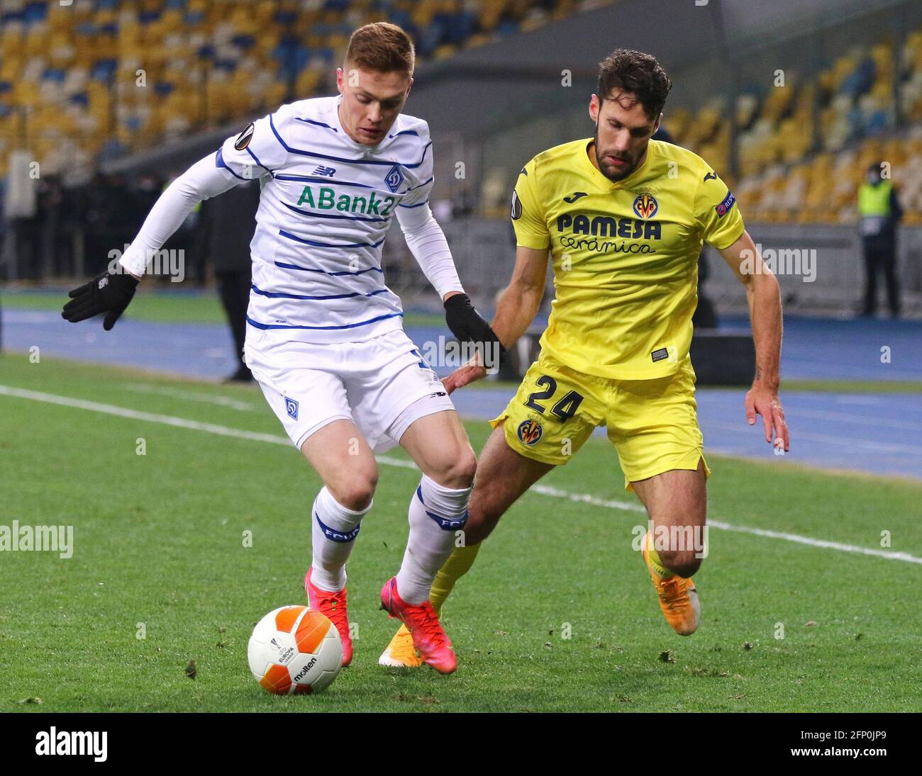 KIEW, UKRAINE - 11. MÄRZ 2021: Viktor Tsygankov von Dynamo Kiew (L) kämpft während des Spiels der UEFA Europa League in Kiew um einen Ball mit Alfonso Pedraza aus Villarreal. Villarreal gewann 2-0 Stockfoto