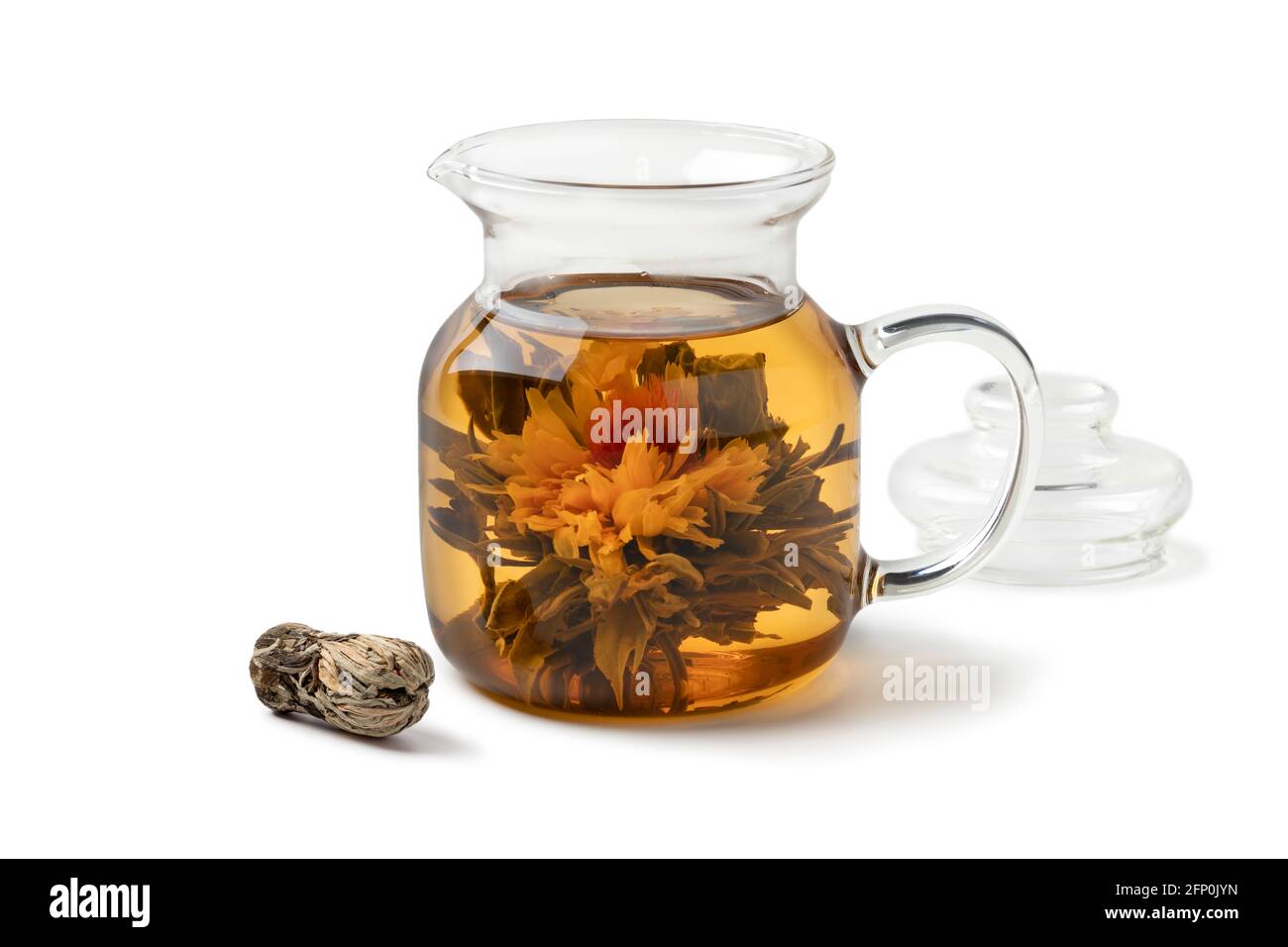 Asiatischer getrockneter Tee Blume wächst in einer Teekane isoliert auf Weißer Hintergrund Stockfoto