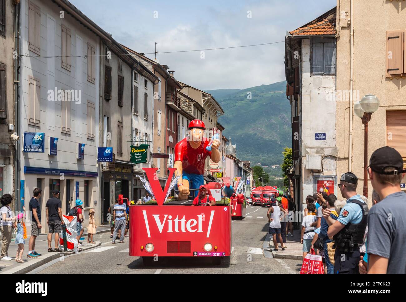 Tarascon-sur-Ariege, Frankreich - 21. Juli 2019: Der LKW von Vittel fährt in der Werbekarawane in Tarascon-sur-Ariege vor der Etappe 15 von Le T Stockfoto