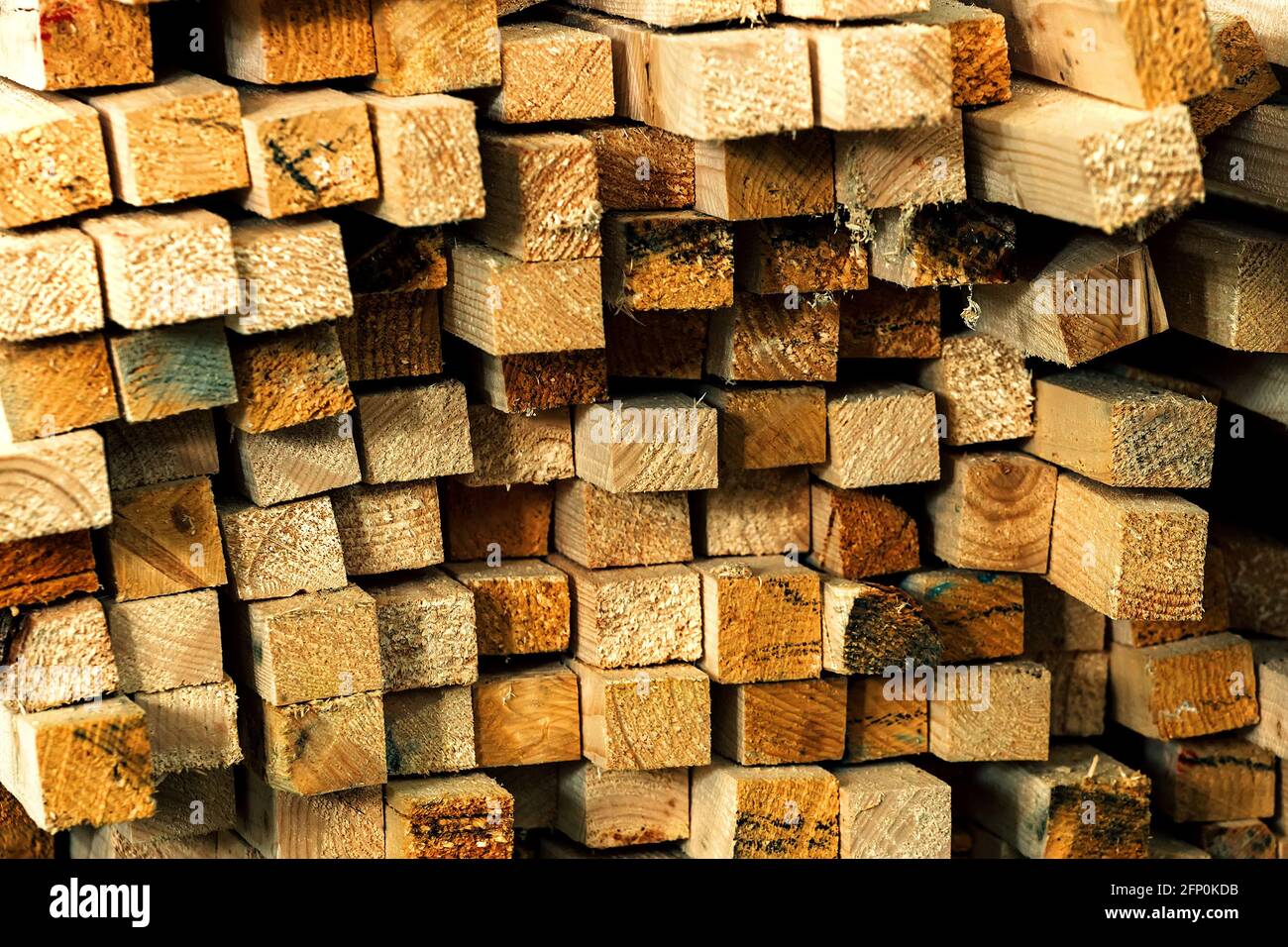 Die Enden der Holzstäbe. Hintergrund oder Bildschirmschoner für einen Holzbaustofflieferanten. Stockfoto