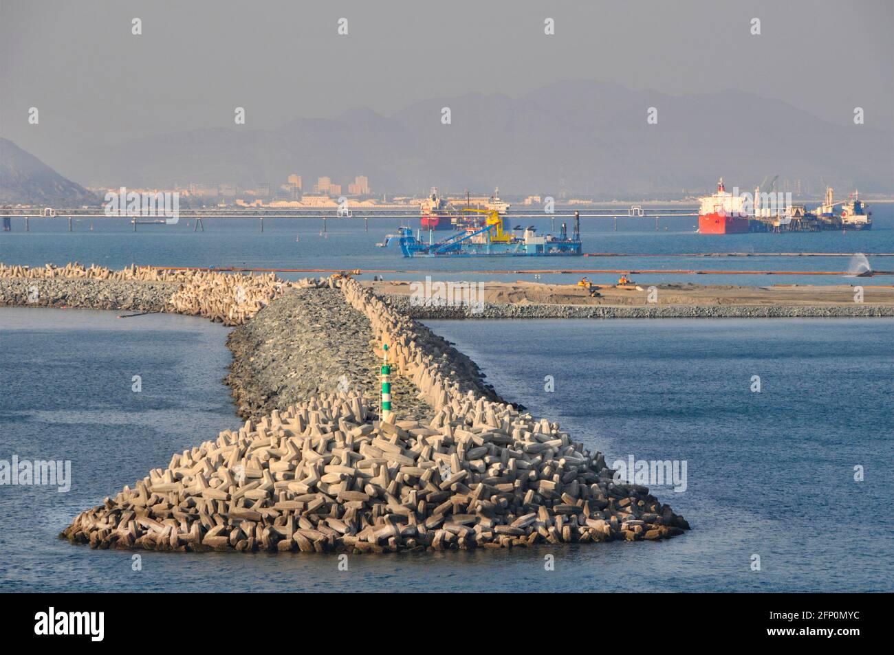 Schifffahrt & Dolosse Art Beton Hafen See Verteidigung vor der Küste der Vereinigten Arabischen Emirate Staat Fujairah ein Bunkerservice Hafen Golf von Oman VAE Stockfoto