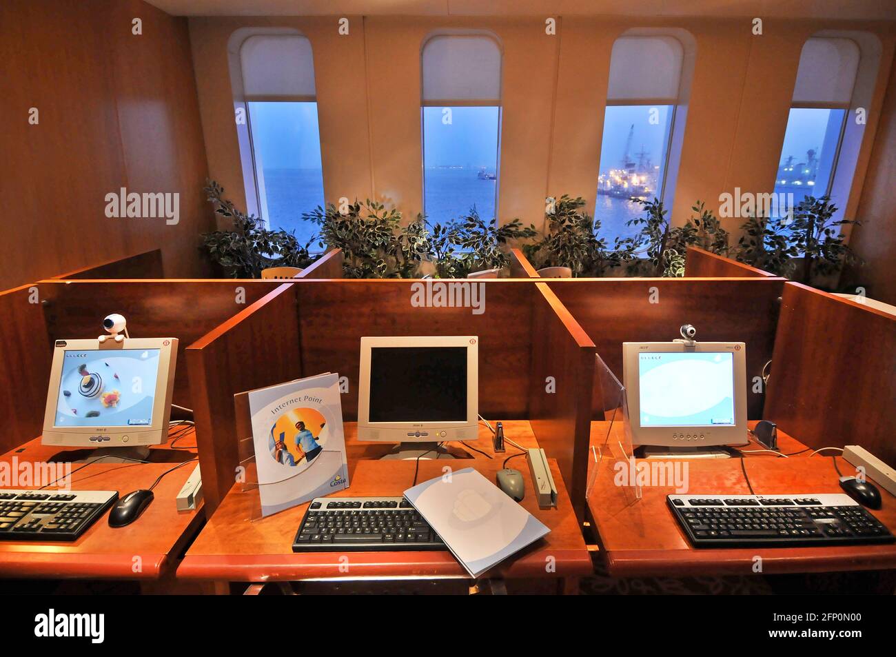2000er-Zimmer mit Aussicht auf dem Kreuzschiff-Liner Desktop-PC-Computerbildschirme für Passagiere mit Rat und Hilfe zur Internetverbindung, die durch den Persischen Golf der VAE führt Stockfoto