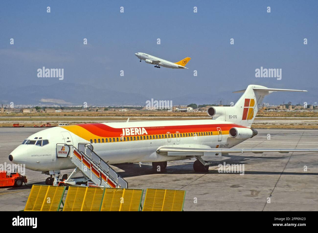 Flugzeug abheben Condor Heckfin Logo groundedBoeing 727 Trijet Passagierflugzeug Iberia Airlines Branding auf Rollfeld am Flughafen Palma Mallorca EU Stockfoto