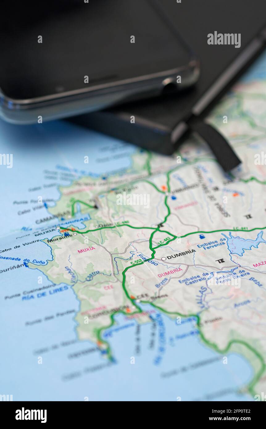 Handy, Notebook und Karte von galicien Stockfoto