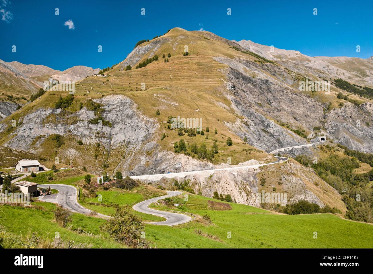 Kurvenreiche Bergstraße und Tunnel in der Nähe der Stadt La Grave im Oisans-Massiv, Hautes-Alpes (05), Region Provence-Alpes-Cote d'Azur, Frankreich Stockfoto