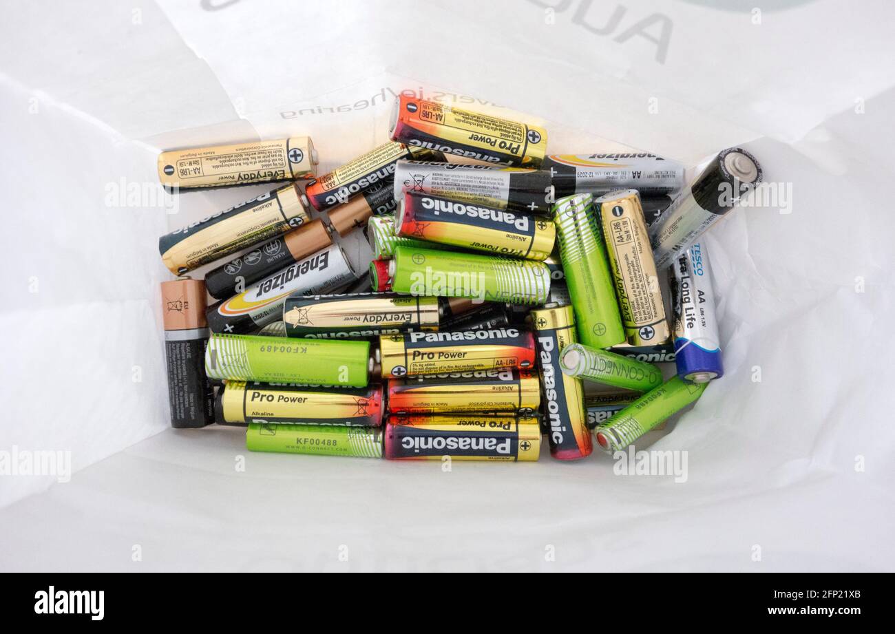 Eine Tasche mit Batterien zum Recycling Stockfoto